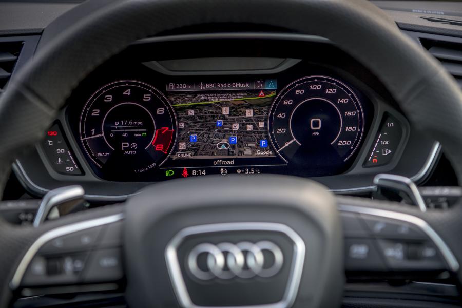 Панель приборов Audi RS Q3 Sportback 2019 года  (UK) (фото 7 из 71)